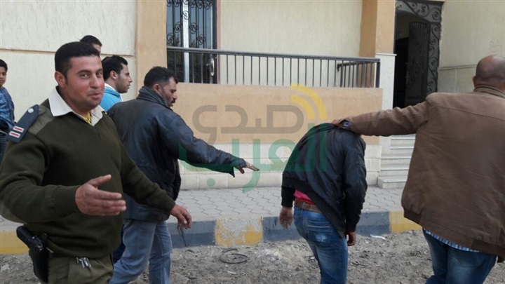 القبض على 4 أشخاص لسرقتهم الأسلاك الكهربائية من المنشآت بقها