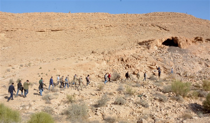 أبطال جيش الصمود يخوضون بإيمان ملحمة التحدي على سفح جبل الحلال أبطال جيش الصمود يخوضون بإيمان ملحمة التحدي على سفح جبل الحلال