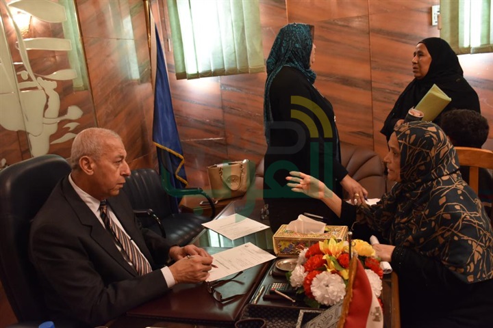 بالصور .. محافظ أسوان يستمع لمطالب ومشاكل 142 مواطنا ويوجه لحلها 