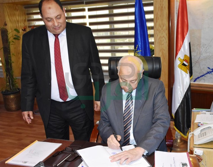 بالصور..  محافظ أسوان يوقع برتوكولات تعاون مع "الزراعة" و"الإيفاد"  