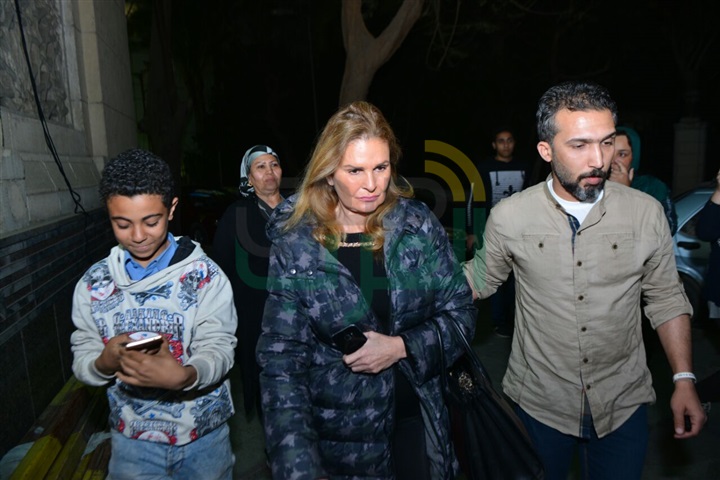 بالصور .. وصول ليلى علوى ونبيله عبيد ويسرا ورجاء الجداوى عزاء والدة بوسى شلبى