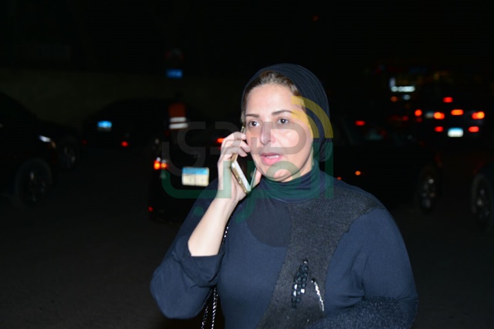 بالصور .. وصول ليلى علوى ونبيله عبيد ويسرا ورجاء الجداوى عزاء والدة بوسى شلبى