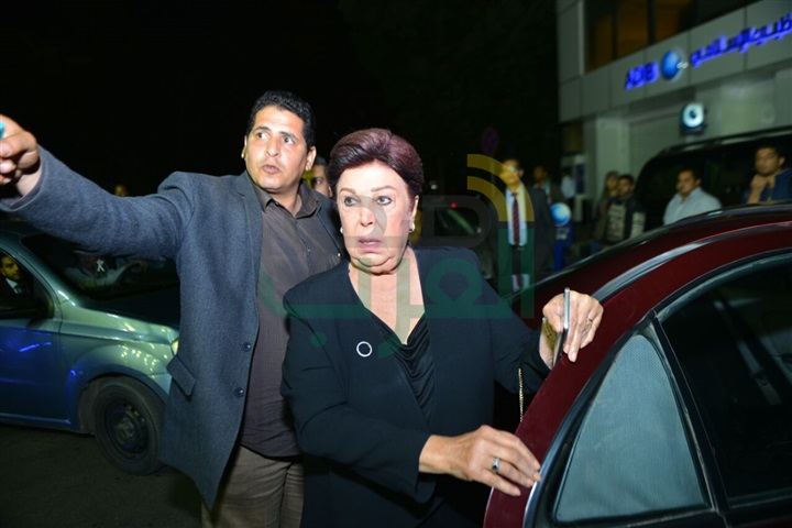 بالصور .. وصول ليلى علوى ونبيله عبيد ويسرا ورجاء الجداوى عزاء والدة بوسى شلبى