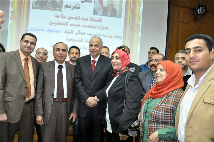 بالصور.. محافظ القليوبية يهدي درع المحافظة لنقيب الصحفيين بالصور.. محافظ القليوبية يهدي درع المحافظة لنقيب الصحفيين
