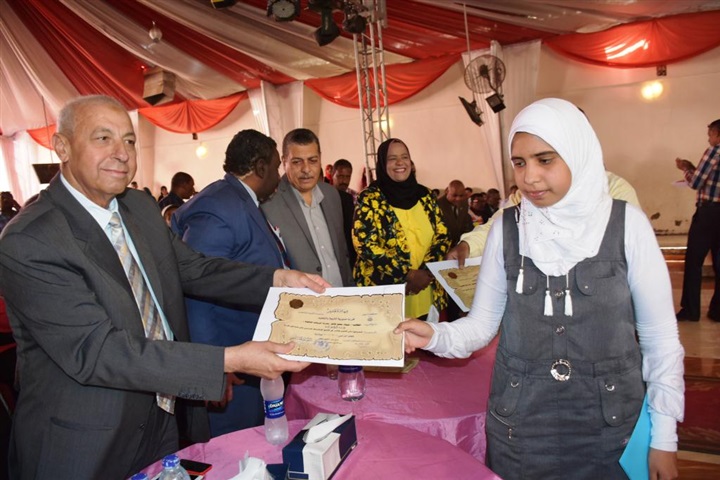 بالصور.. محافظ أسوان يكرم الطلاب المتفوقين فى المسابقات المختلفة ضمن فاعليات حفل تكامل الأنشطة التربوية 