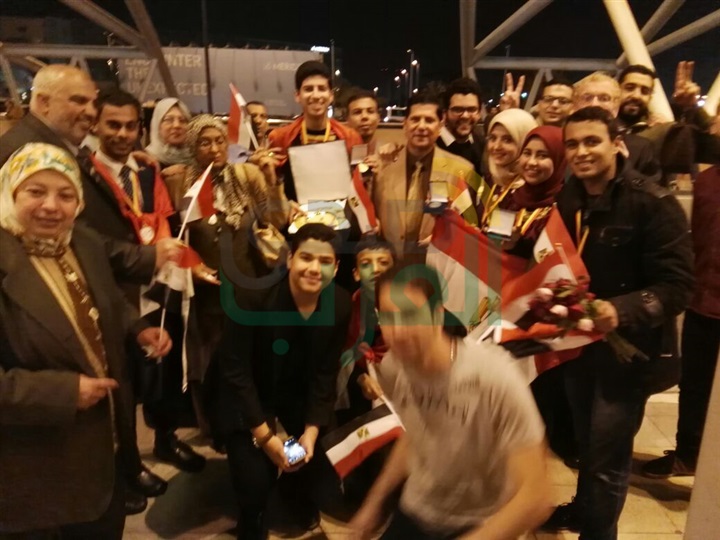 بالصور .. استقبال حافل بالمطار لطلاب كفر الشيخ الفائزين في مسابقة "جنيف"