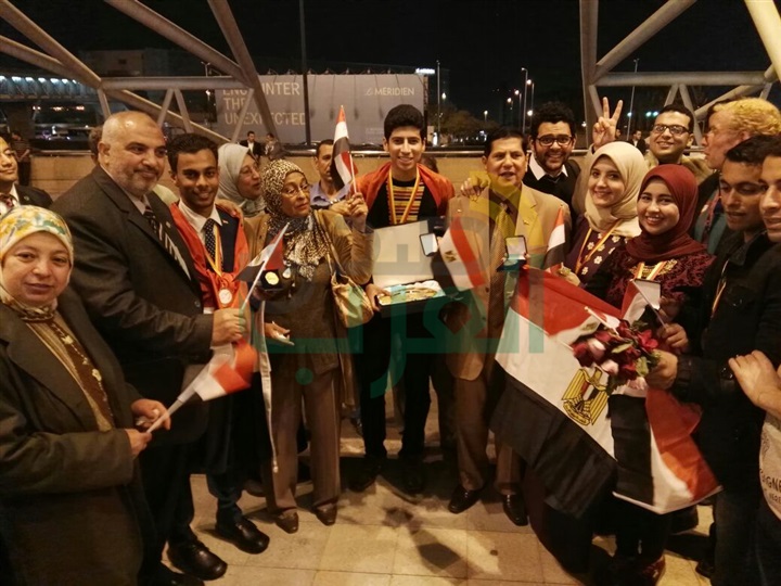 بالصور .. استقبال حافل بالمطار لطلاب كفر الشيخ الفائزين في مسابقة "جنيف"
