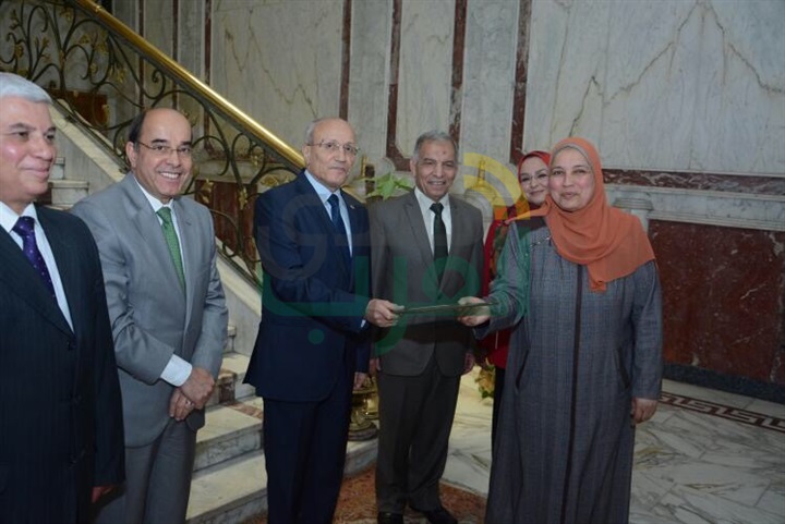 بالصور.. وزير الإنتاج الحربي يكرم "20" أمًا مثالية