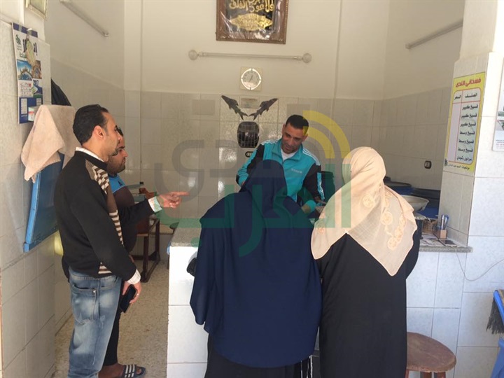 بالصور.. محلات الفسيخ بكفر الشيخ تستعد لشم النسيم