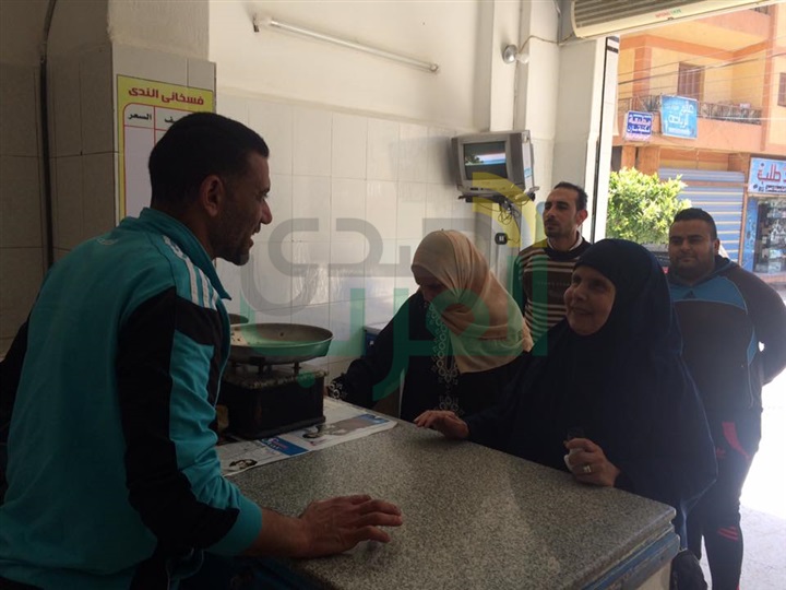 بالصور.. محلات الفسيخ بكفر الشيخ تستعد لشم النسيم