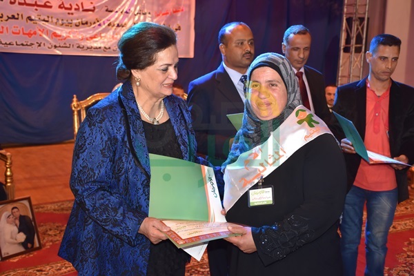 بالصور نادية عبده تشهد حفل الزفاف الجماعى للأيتام وتكريم الأمهات المثاليات