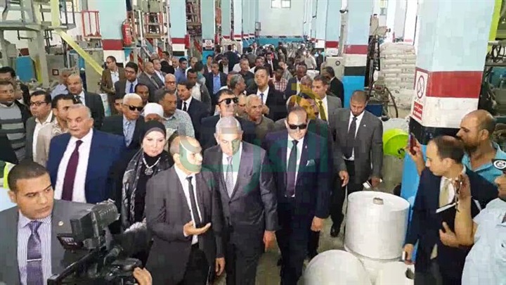 بالصور.. وزير الصناعة يتفقد بعض المشروعات بسوهاج