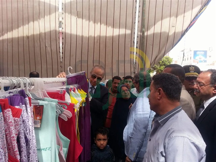 بالصور.. محافظ القليوبية يتفقد معرض الملابس الخيرية بكفر شكر