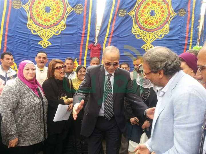 بالصور.. محافظ القليوبية يتفقد معرض الملابس الخيرية بكفر شكر