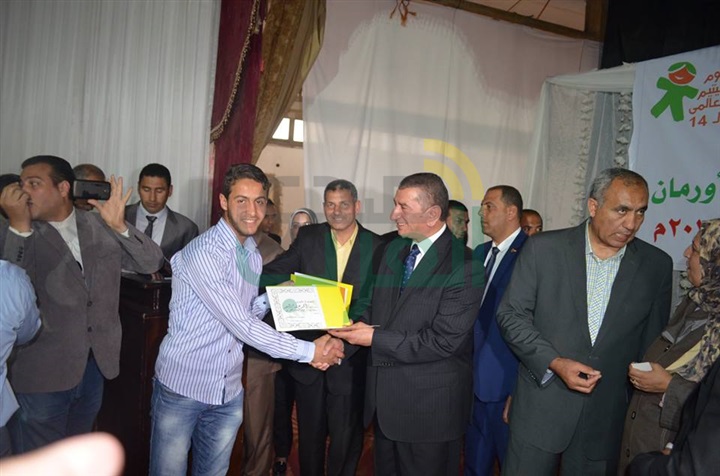 بالفيديو والصور .. محافظ كفر الشيخ يكرم الأطفال والعرائس الأيتام في "يوم اليتيم"