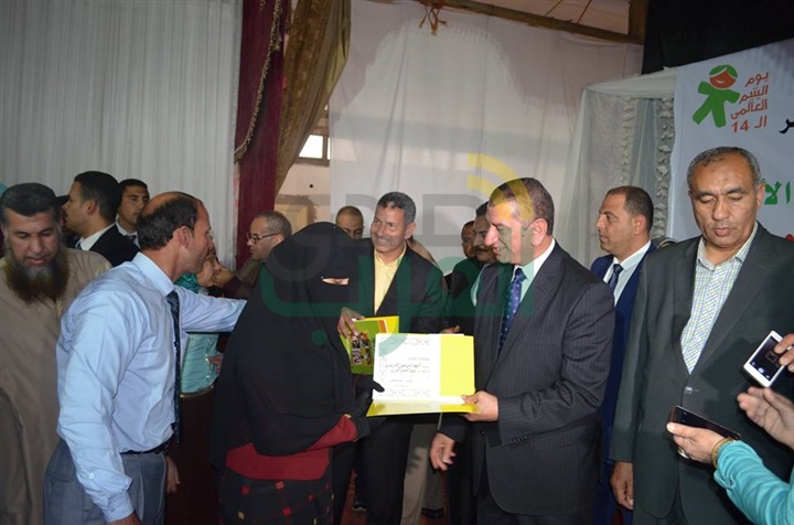بالفيديو والصور .. محافظ كفر الشيخ يكرم الأطفال والعرائس الأيتام في "يوم اليتيم"