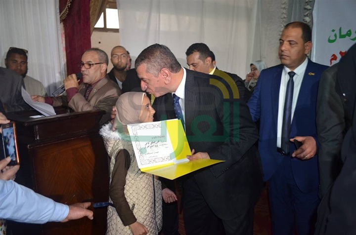 بالفيديو والصور .. محافظ كفر الشيخ يكرم الأطفال والعرائس الأيتام في "يوم اليتيم"