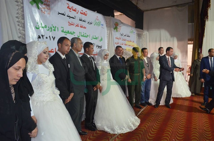 بالفيديو والصور .. محافظ كفر الشيخ يكرم الأطفال والعرائس الأيتام في "يوم اليتيم"