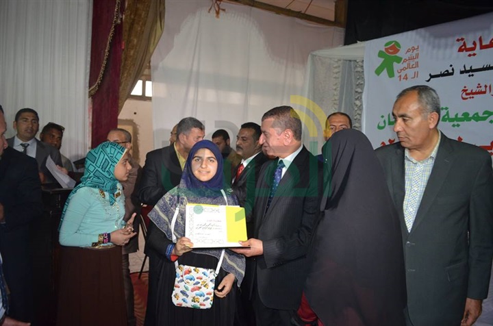 بالفيديو والصور .. محافظ كفر الشيخ يكرم الأطفال والعرائس الأيتام في "يوم اليتيم"