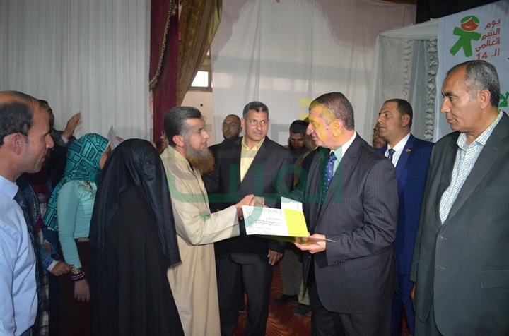 بالفيديو والصور .. محافظ كفر الشيخ يكرم الأطفال والعرائس الأيتام في "يوم اليتيم"