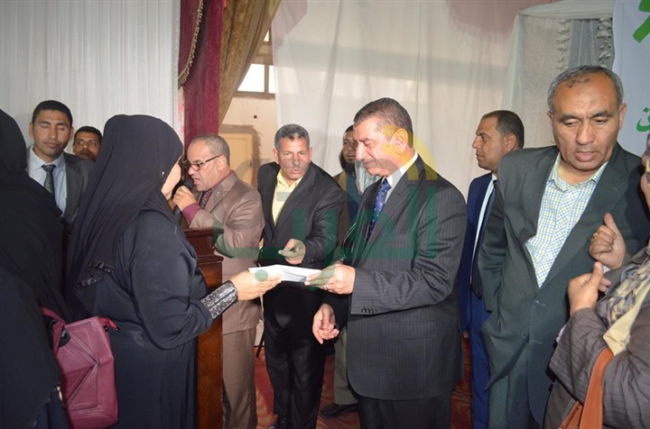 بالفيديو والصور .. محافظ كفر الشيخ يكرم الأطفال والعرائس الأيتام في "يوم اليتيم"