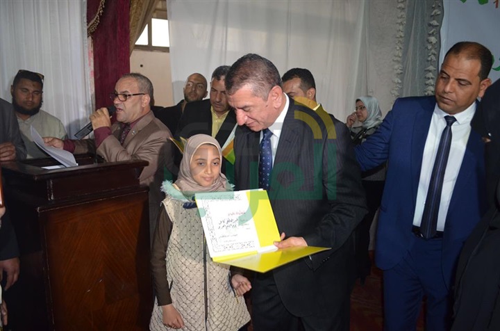 بالفيديو والصور .. محافظ كفر الشيخ يكرم الأطفال والعرائس الأيتام في "يوم اليتيم"