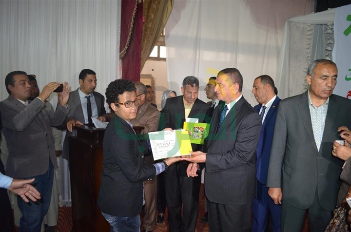بالفيديو والصور .. محافظ كفر الشيخ يكرم الأطفال والعرائس الأيتام في "يوم اليتيم"