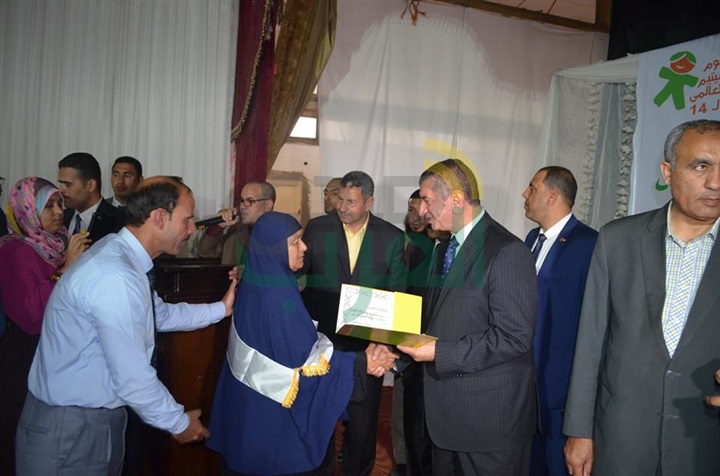بالفيديو والصور .. محافظ كفر الشيخ يكرم الأطفال والعرائس الأيتام في "يوم اليتيم"