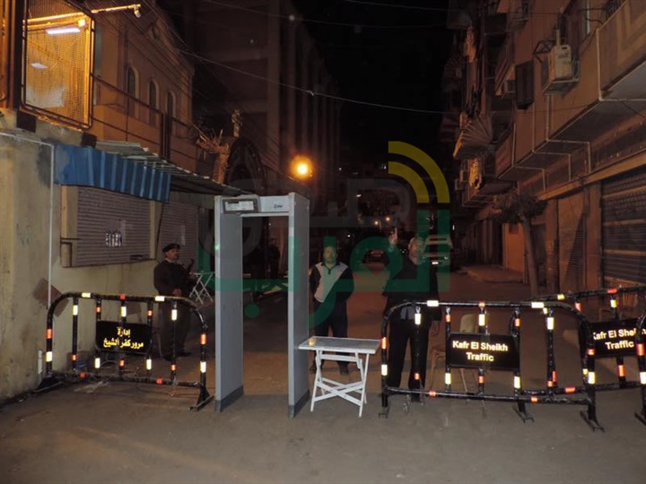 بالصور.. مدير أمن كفر الشيخ يقدم العزاء لرجال الكنيسة في ضحايا الإرهاب