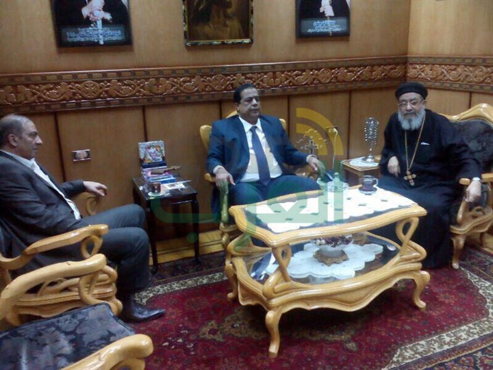 بالصور.. مدير أمن كفر الشيخ يقدم العزاء لرجال الكنيسة في ضحايا الإرهاب