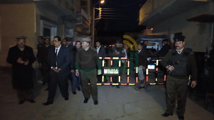 بالصور.. مدير أمن كفر الشيخ يقدم العزاء لرجال الكنيسة في ضحايا الإرهاب