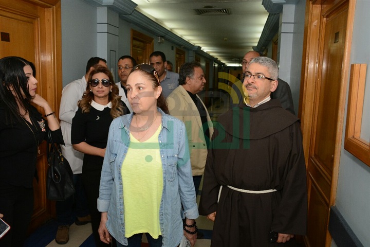بالصور.. زيارة نجوم الفن لمصابي التفجير الإرهابي للكنيستين بالصور.. زيارة نجوم الفن لمصابي التفجير الإرهابي للكنيستين