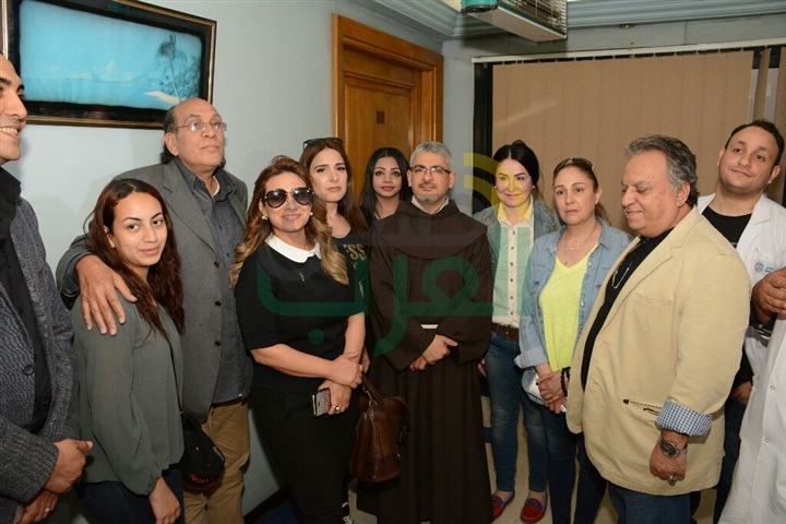 بالصور.. زيارة نجوم الفن لمصابي التفجير الإرهابي للكنيستين بالصور.. زيارة نجوم الفن لمصابي التفجير الإرهابي للكنيستين