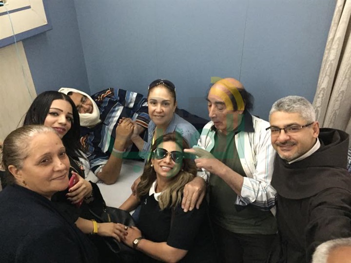 بالصور.. زيارة نجوم الفن لمصابي التفجير الإرهابي للكنيستين بالصور.. زيارة نجوم الفن لمصابي التفجير الإرهابي للكنيستين