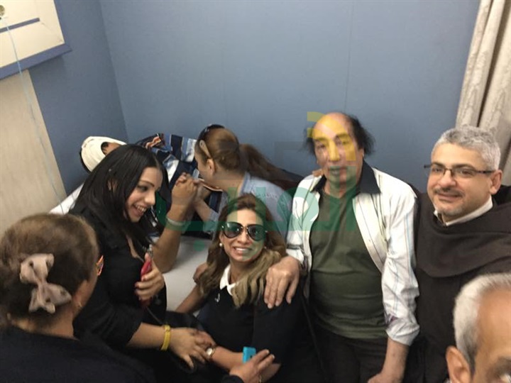 بالصور.. زيارة نجوم الفن لمصابي التفجير الإرهابي للكنيستين بالصور.. زيارة نجوم الفن لمصابي التفجير الإرهابي للكنيستين