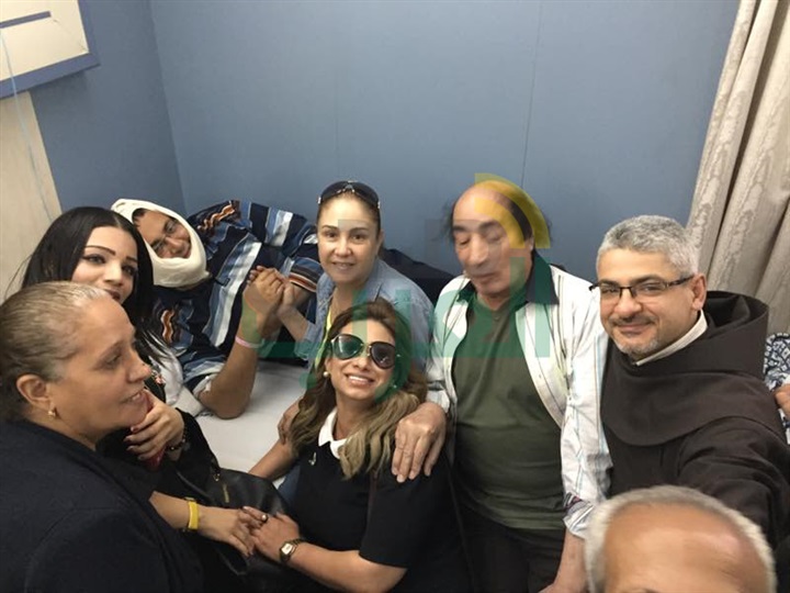 بالصور.. زيارة نجوم الفن لمصابي التفجير الإرهابي للكنيستين بالصور.. زيارة نجوم الفن لمصابي التفجير الإرهابي للكنيستين