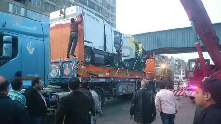 بالصور.. إزالة آثار حادث تصادم سيارة نقل بكوبرى مشاة بشبرا الخيمة