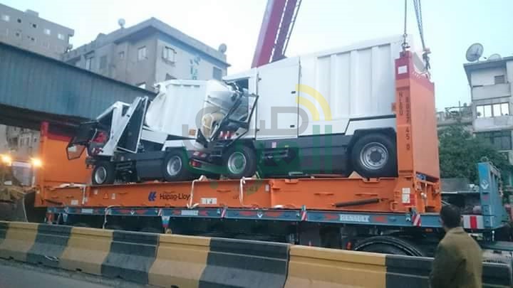 بالصور.. إزالة آثار حادث تصادم سيارة نقل بكوبرى مشاة بشبرا الخيمة