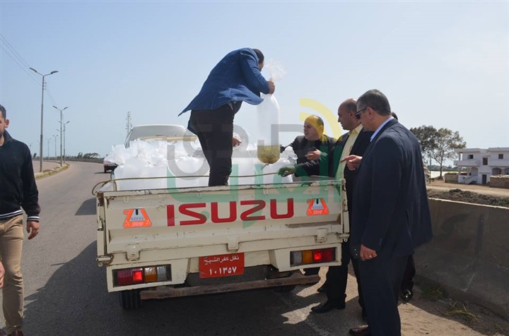 بالصور.. محافظ كفر الشيخ يضبط سيارة بلوحات "مزورة" تهرب "أسماك"