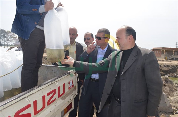 بالصور.. محافظ كفر الشيخ يضبط سيارة بلوحات "مزورة" تهرب "أسماك"