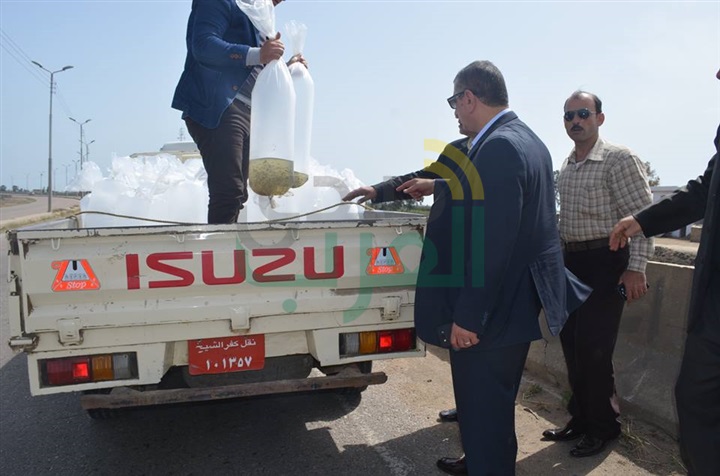 بالصور.. محافظ كفر الشيخ يضبط سيارة بلوحات "مزورة" تهرب "أسماك"