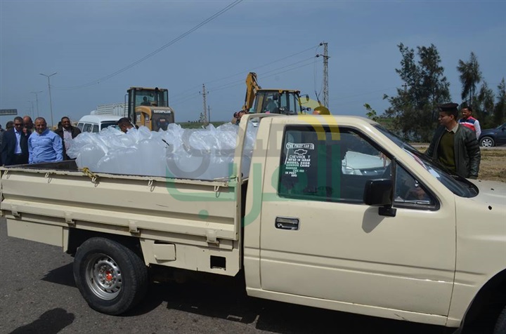 بالصور.. محافظ كفر الشيخ يضبط سيارة بلوحات "مزورة" تهرب "أسماك"