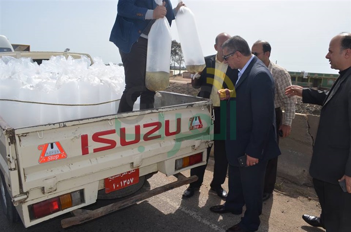 بالصور.. محافظ كفر الشيخ يضبط سيارة بلوحات "مزورة" تهرب "أسماك"