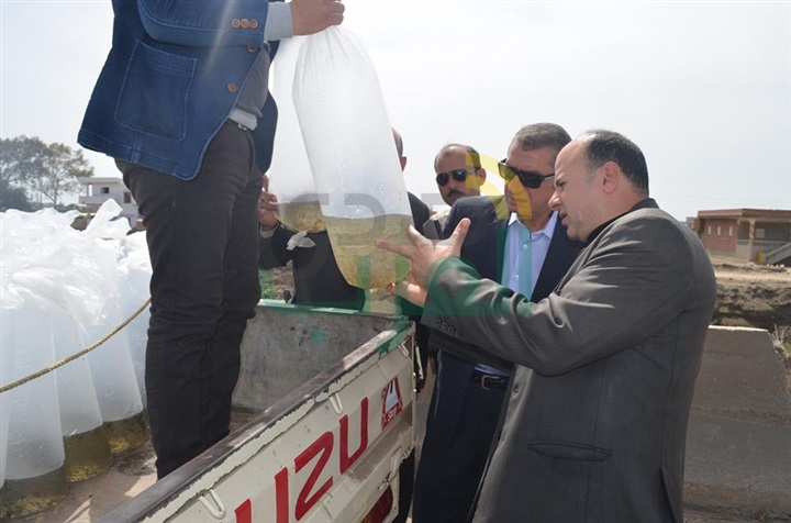 بالصور.. محافظ كفر الشيخ يضبط سيارة بلوحات "مزورة" تهرب "أسماك"