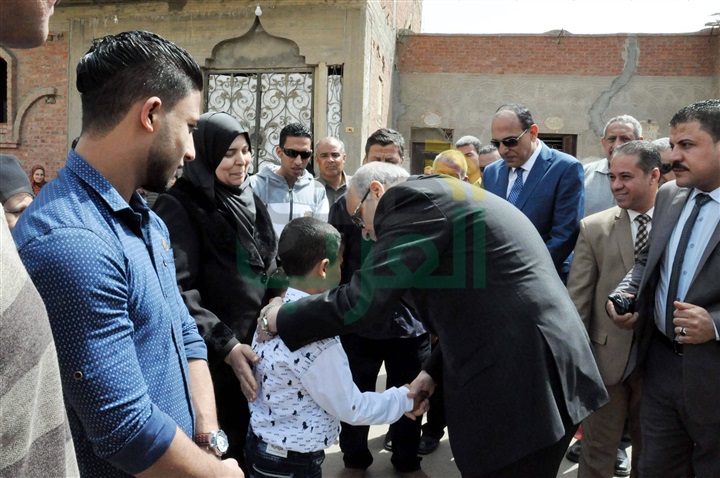بالصور.. محافظ القليوبية يشارك في رفع لافتة شهيد على إحدى المدارس