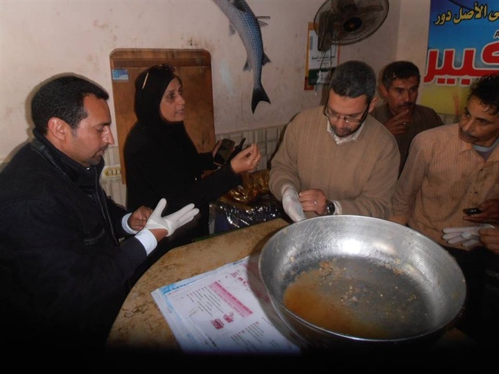 بالصور .. ضبط كميات من الفسيخ والسردين الفاسد فى كفر الشيخ