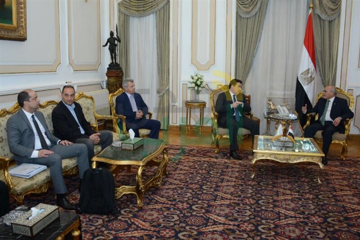 العصار يبحث مع وزير الدفاع القبرصي سبل تعزيز التعاون