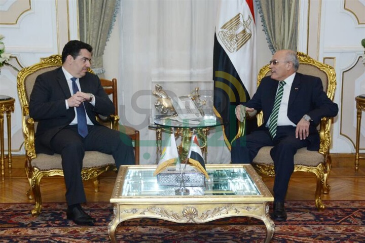 العصار يبحث مع وزير الدفاع القبرصي سبل تعزيز التعاون