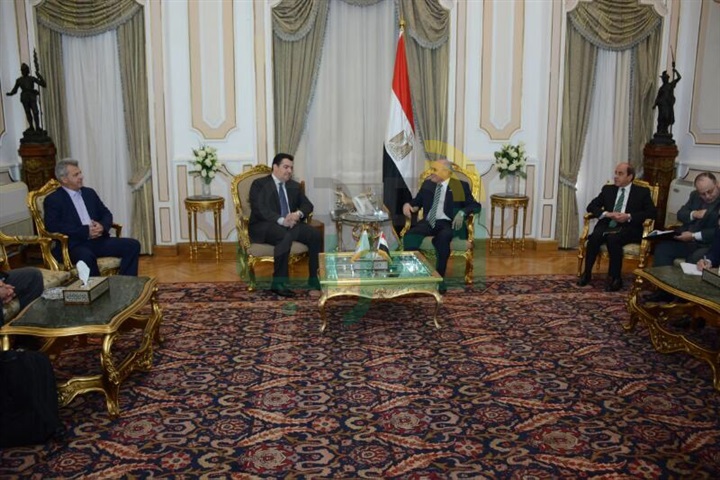 العصار يبحث مع وزير الدفاع القبرصي سبل تعزيز التعاون