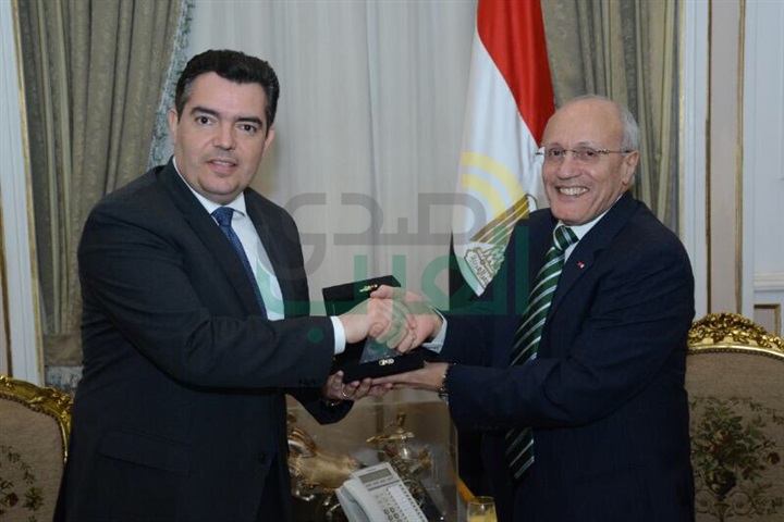 العصار يبحث مع وزير الدفاع القبرصي سبل تعزيز التعاون